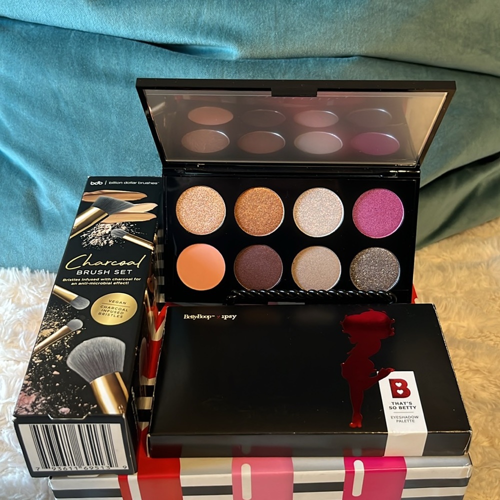 “That’s so Betty” BettyBoop x Ipsy 
Eyeshadow Palette & dbd 5 Brush Set